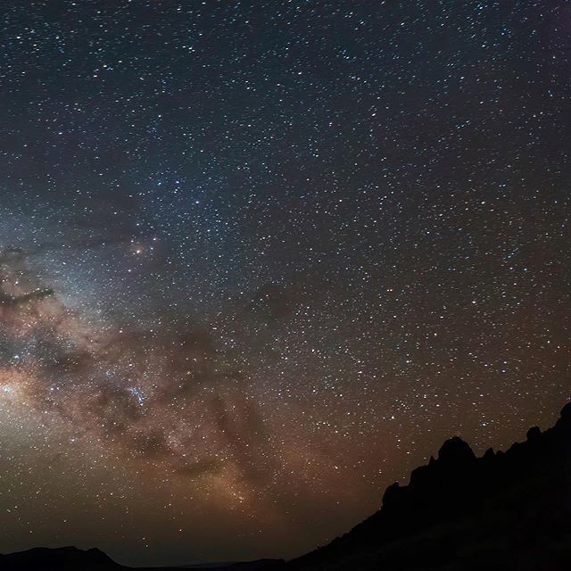 Milky Way bending over Mule Ears Peak, Big Bend National Park, Texas ift.tt/2lRnlZt