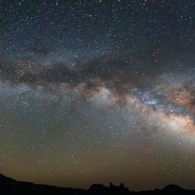 Milky Way bending over Mule Ears Peak, Big Bend National Park, Texas ift.tt/2lQFYN6