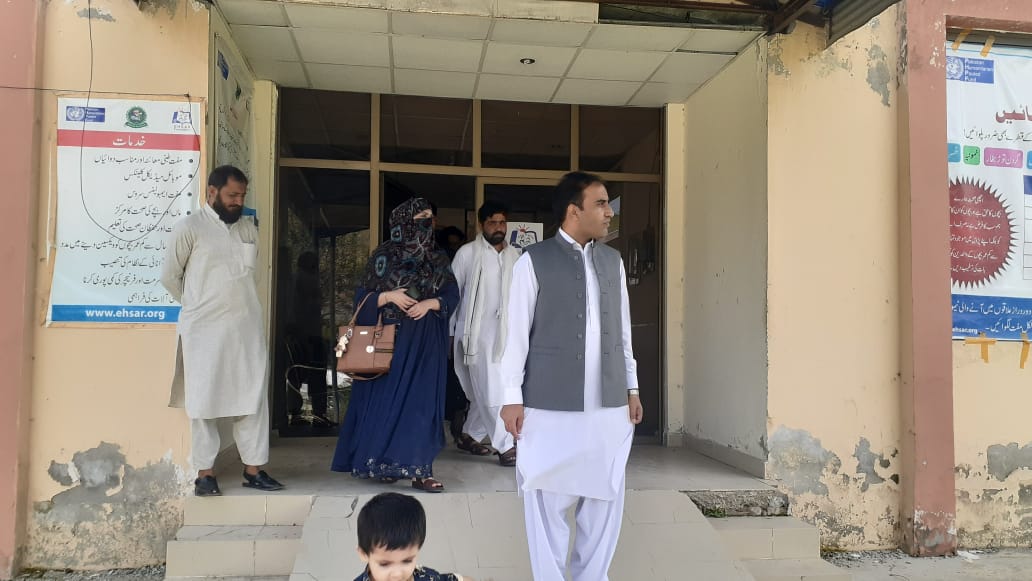 RaziaMahsood's tweet photo. جنوبی وزیرستان تحصیل لدھا کے اسسٹنٹ کمشنر نجیداللہ  نے  ماڈل ہیلتھ فسلیٹی لدھا کا اچانک دورہ کیا  اسسٹنٹ کمشنر نجیداللہ  کے مطابق ماڈل ہیلتھ فیسلٹی کی  ڈاکٹر روم۔ لیبر  روم میں سٹاف ڈیوٹی پر موجود نہیں ۔انکے خلاف کاروائی کرنے کا وعدہ کیا۔رضیہ محسود https://t.co/H6RvozYwny