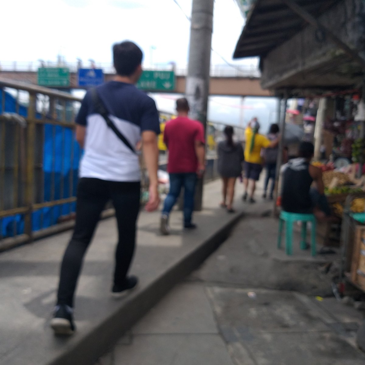 cockytwink00's tweet photo. Ganda naman ng hubog ng katawan nito. Not muscular pero not skinny. Just right. Ganito goals ko eh if not swimmer lean body type.
He looked back and I realized bakit maganda figure. Mukhang korean pala siya.
#alterph #randomcuties #philcoa https://t.co/QRPsLL3gMf
