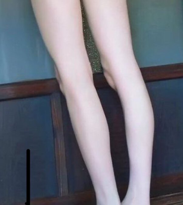 月居るあ Mcmahooon ミュージカル好きのそこのあなた あなたにおすすめのアキレス腱は後ろを向いている梅澤美波さんの アキレス腱です スラッと伸びる脚 ちらりと見える膝 そして鍛えられたアキレス腱 とても美しいです ラッキーアイテムは電車の