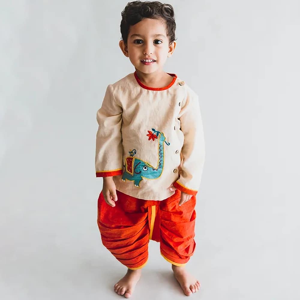 Ganpati, Vinayak, Lambodara, Ekdanta, Gajanan🙌🏼... One God, many names and innumerous attributes- that's Lord Ganesha for us.
Happy Ganesh Chaturthi to one and all❤️
#TheFestiveEdit  #GaneshChaturthiwithHopsotch #HopscotchMoment #ILoveHopscotch