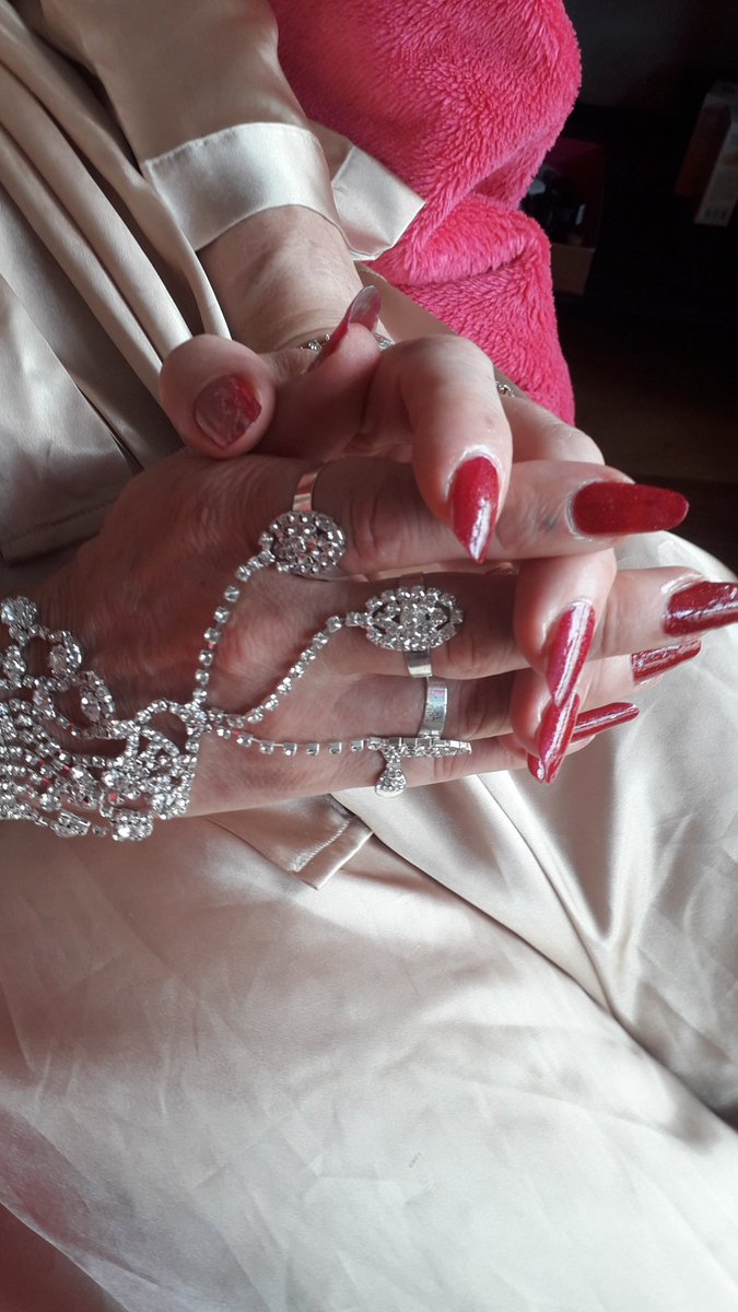Crossdressingi1's tweet photo. #whenyournailsjustkeepongiving #clairesometimes #long #slim #andsexy #crossdressing #lady #beautiful #fun #bracelets https://t.co/QUfzs1F5Pe