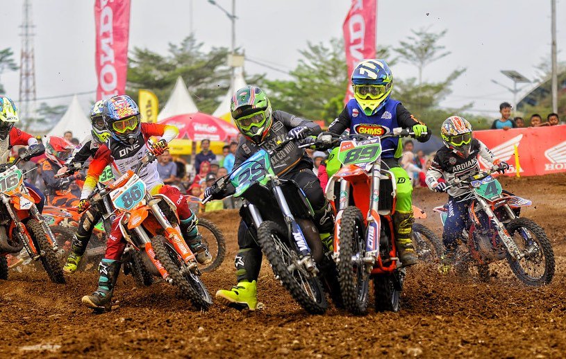 vmx_id's tweet photo. Duel para young riders di seri pembuka Powertrack 2019 SE 85Cc💪🏁 terlihat yang di depan ada Michael Karnen dan Rubin Caesar
.
.
#VMXRiders #vmxsupport #Powertrack #RideWithUs #VMX #VMXid #OnlineMotoshop #MxShop https://t.co/gnYlG8Q0jH