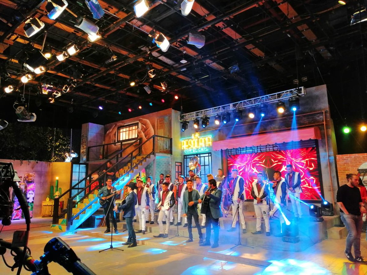 Pónganle en <a href="/LaResolana/">La Resolana</a> con <a href="/elcapiperez/">El CAPI Pérez</a> presentando lo más nuevo #AhíTeVes 🙌🏻🙌🏻🎼🎤