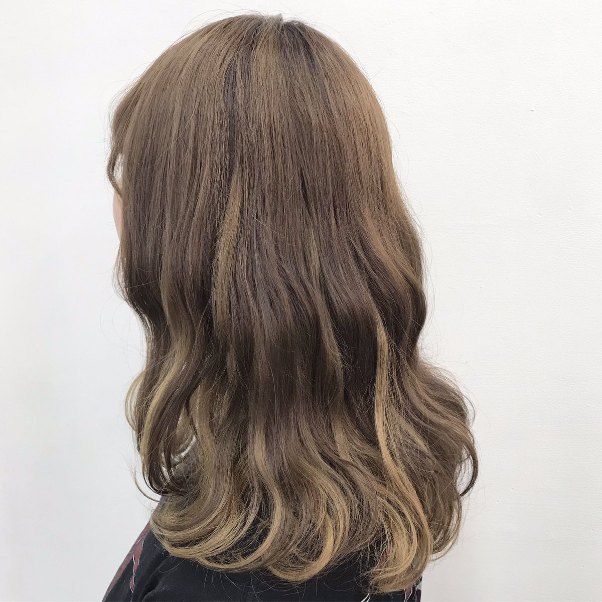 川畑晋也 原宿 美容師 ハイトーンヘアー Ar Twitter アッシュベージュxインナーベージュカラー インナーブリーチ後に表面は アッシュベージュからのインナーはベージュに 場所は原宿竹下通り ご予約はdmまたはリプ ラインにて承ります Line Shinya5 原宿