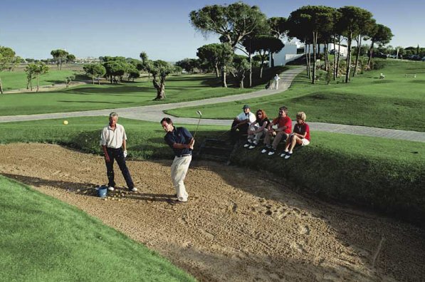 Uno de los atractivos del club es nuestra escuela, dirigida por el prestigioso profesional escocés Peter Ballingall. Su lema “todos pueden jugar mejor al golf, naturalmente” ha conquistado a jugadores expertos y principiantes. Apúntate y mejora tu juego!
#viveelveranoconnosotros
