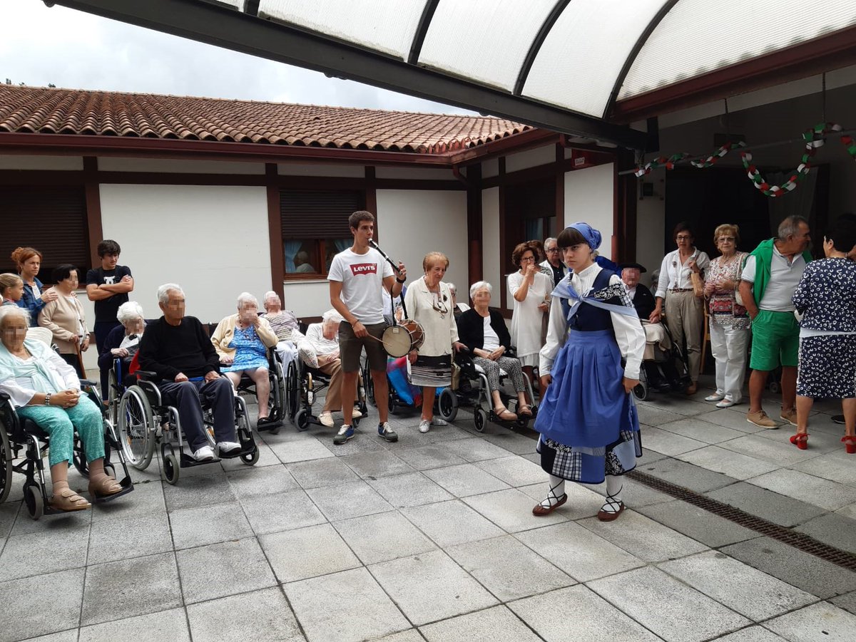 🎶😎 ¡Hoy es el día grande de nuestras #fiestas de #Orozko! ¡Hemos arrancado la jornada con el desfile de las autoridades hasta la ermita de San Antolín para la misa, en la residencia de mayores han disfrutado de danzas, y esta tarde tendremos el concurso de bandas <a href="/orozkorock/">OrozkoRock</a>!