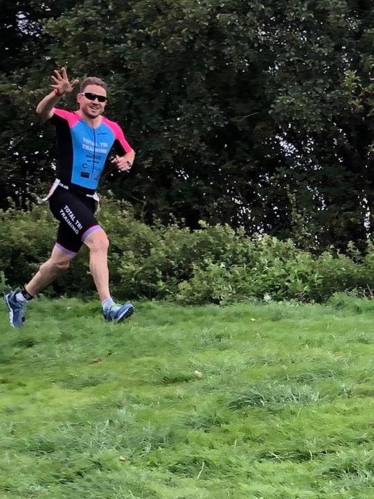 HybridSearch17's tweet photo. A big well done to Dave (@HybridDW) for completing the  Sundowner Triathlon this weekend (@FreebirdEvents). Dave completed a 1900m swim, a 90km bike ride followed by a 21km run, and was cheered on by the family! 🏊‍♂️🚴‍♂️🏃‍♂️🏆 #hybridhealth #sundownertriathlon https://t.co/qIRIA6fVoX