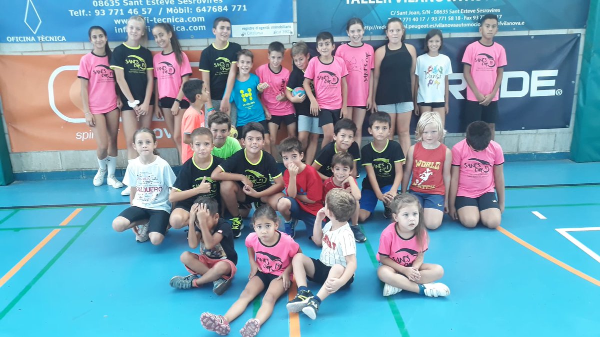 chses1973's tweet photo. ⏩⏩⏩ avuí dilluns, hem iniciat el Campus d' #handbol de Setembre, que finalitzarà el dimarts 10 d'aquest mes, amb 7 dies intensos de jocs, piscina, diversió, amics/gues i handbol 🤾‍♀️🤾‍♂️🤾‍♀️🤾‍♂️
❤ #Sesrovires #BaixNord
#enshopassembé #SomCHSES 
@AjSesrovires  
🔵⚪ #OrgullCHSES https://t.co/xeAADO527V
