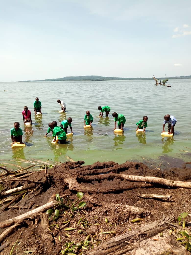 MusokeT's tweet image. Girls on Bussi Island do not have access to sanitary towel, and lack access to clean water for drinking.
Eagles Youth Development Initiative want 2address the problem by installing water harvesting tanks &amp;amp; train young people on how to making re-usable towel but still lack funds.