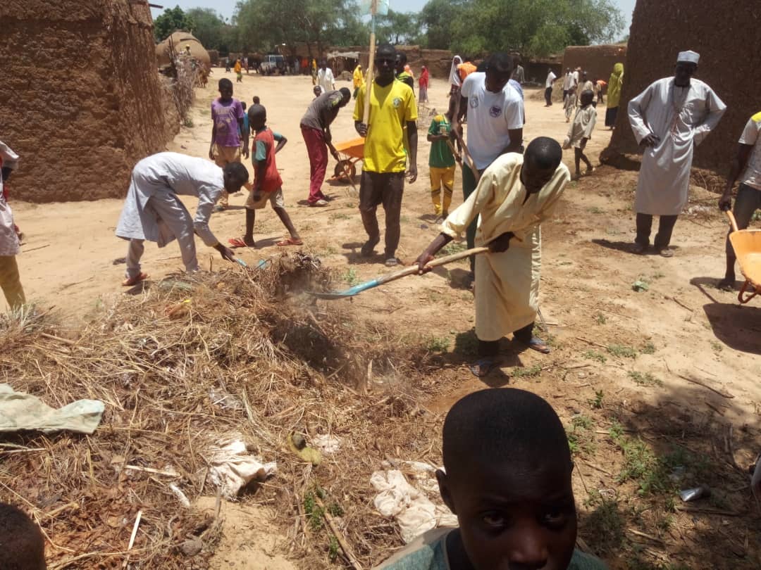 LutteCovid's tweet photo. Le 31 Août 2019 s'est tenu au village de #Koro(dans la #commune de #ourno) une campagne de #sensibilisation autour de l'ODD6 suivies d'une séance de #salubrité, de séance de thé #débat, par les jeunes engagés de ladite village.
#eau_hygiène_assainissement
#soyonsPropre. https://t.co/D5bRLjeG1B