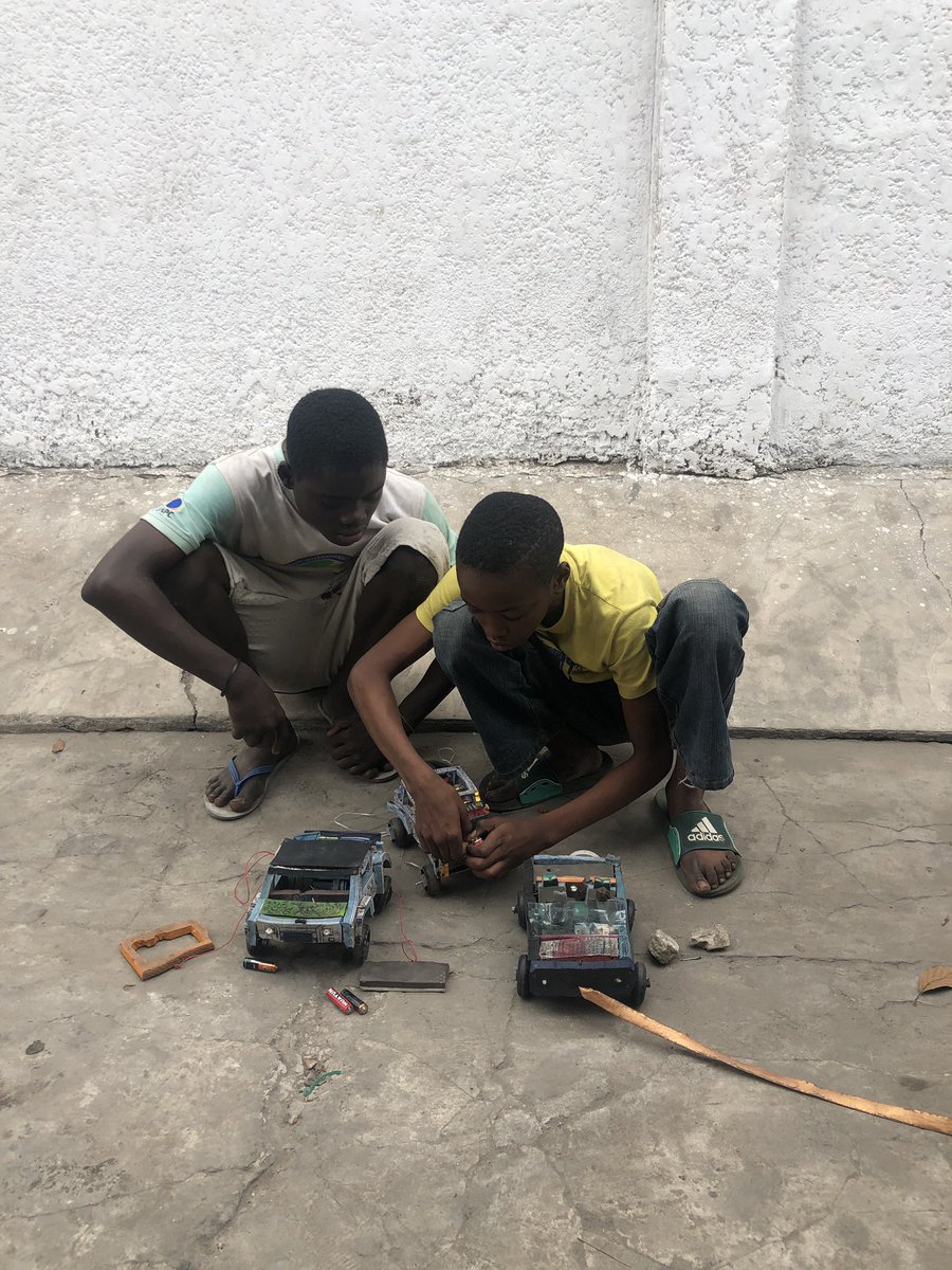 IDEEST1's tweet photo. Le génie Africain se trouve pas seulement dans sa résilience mais aussi dans sa puissance de créativité. Encourageons ces deux garçons de Ouenzé en mettant en lumière leurs projets.

Procurez-vous ces voitures en nous contactant. #ChezMoiAuCongo https://t.co/BRRljzm1je