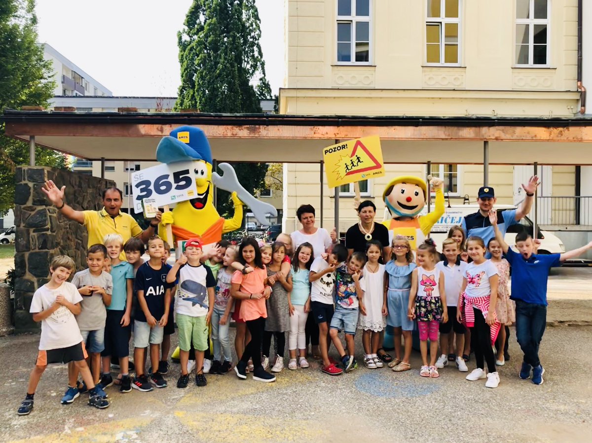 AMZS_si's tweet photo. Pozor, šolska pot, vozite previdno! A ne le ob začetku pouka, ampak #Se365dni, sta danes v Orehovi vasi in Mariboru opominjala AMZS super junaka Zdravko in Marko. @policija_si @ZavSava #VoziteVarno https://t.co/Xr6S41jnN7
