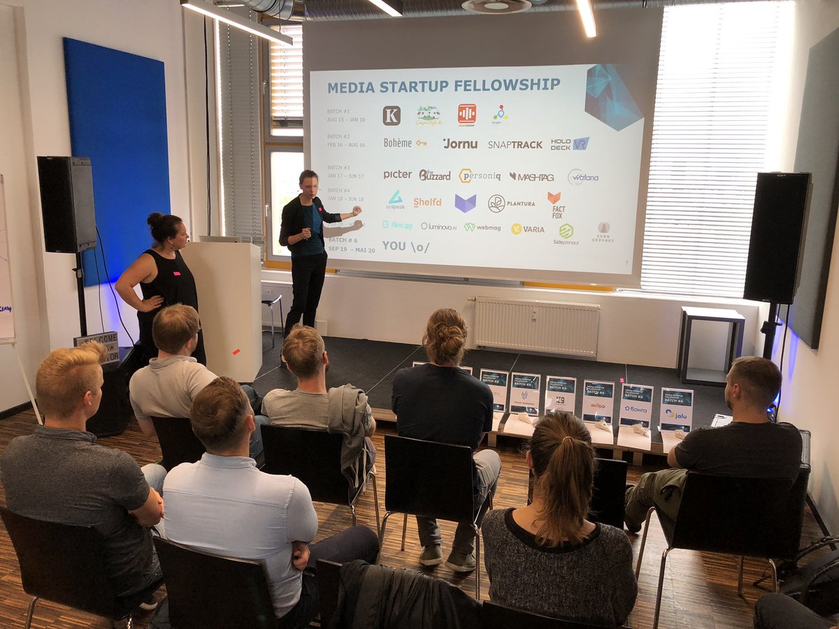 MediaLabBayern's tweet photo. Erster Schultag für unser neues #MLBatch6. In den nächsten 2 Wochen erwarten die neuen 8 Teams Workshops zu Lean Startup Methoden, Prototyping, Investment Hacks, Teambuilding, Sales & Legal.
>> Let us be your sparing partner! 🥊🚀
#LeanStartup #startupschool #mediainnovation https://t.co/AvOB1bVujO
