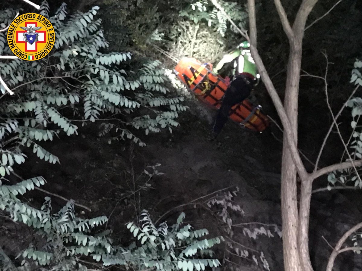 SUEM_Veneto's tweet photo. 02SET #suemVR  #Montecchia di Crosara Squadre @cnsas_official impegnate da mezzanotte fino alle 3:30 per soccorrere due fratelli caduti in dirupo, imbarellati, sollevati con paranco e condotti fino all'#ambulanza https://t.co/aC8QyFNXrn