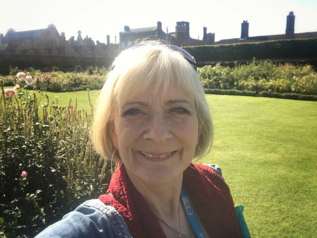kpgtourguide's tweet photo. Green velvet lawns, the perfume of late summer roses and a confection of terracotta twirls and swirls! Can’t think of a better way to welcome in September than a visit to Hampton Court Palace! @londonwalks @HRP_palaces #lovehistory https://t.co/1XmL1Qc6UL