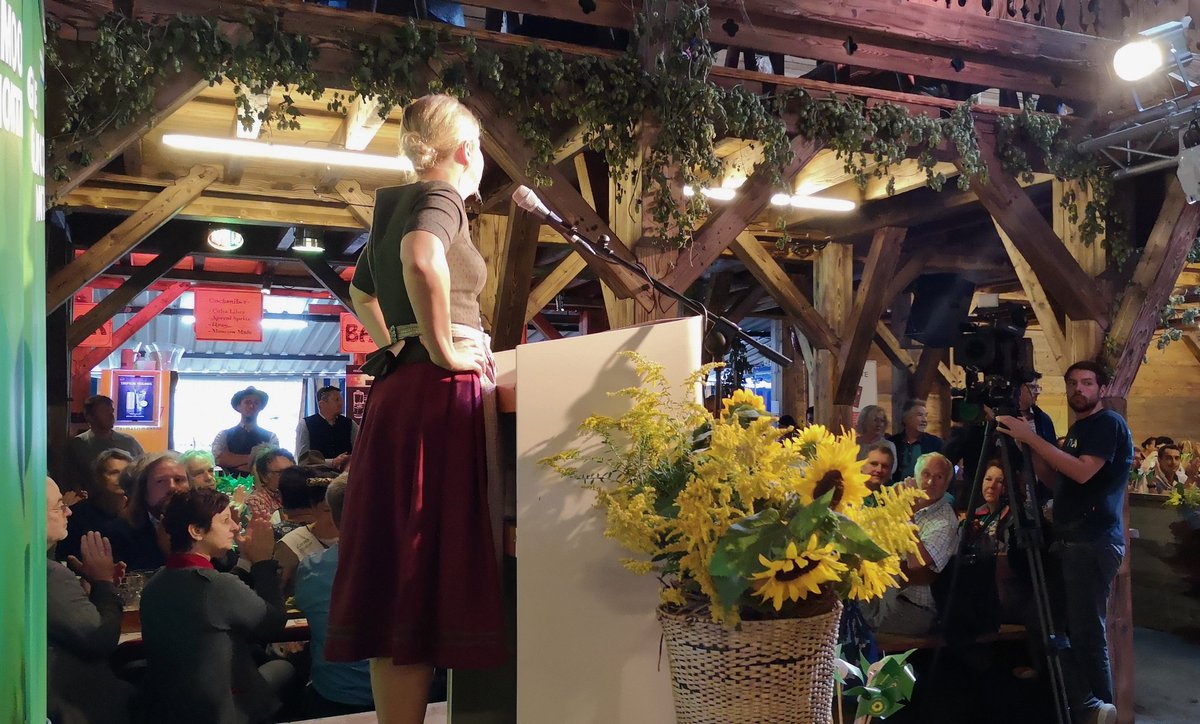 .<a href="/KathaSchulze/">Katharina Schulze</a> am #Gillamoos: "In der Biologie bezeichnet man die große Ähnlichkeit mit dem Original als Mimikry. Länger leben durch Täuschung... Söder nutzt offensichtlich seine grüne Tarnung als Schutz, um – biologisch gesprochen – das Überleben der eigenen Art zu sichern."