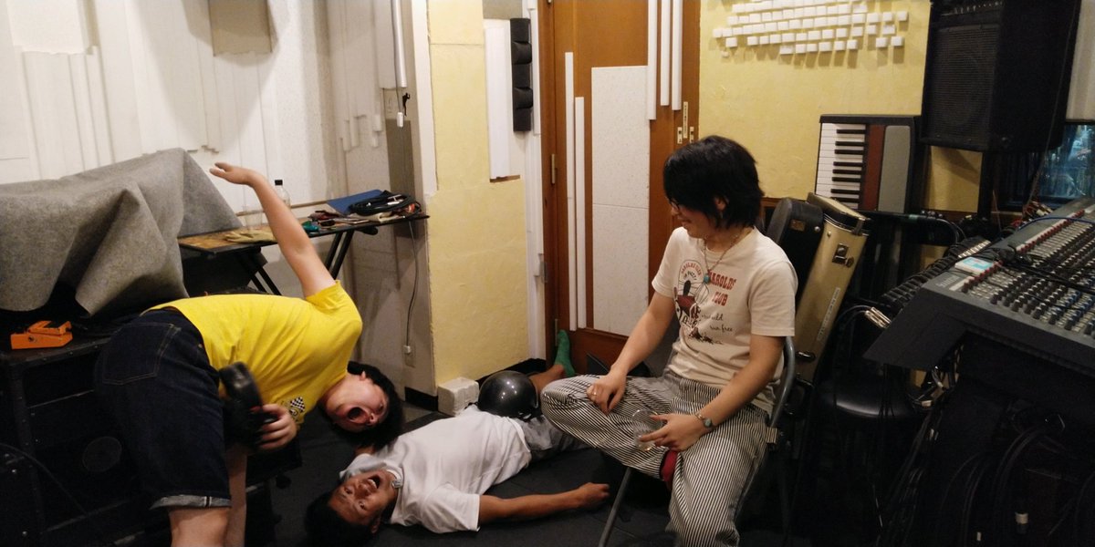 ROCK_BRINGER's tweet photo. 昨日のスタジオの風景です。
深夜テンションですね、、、
明日は明日でKagu-Laのリハです。
今晩からスタジオ内は、また大移動です。
いろいろな事に対応できます。
そして今は、場所探しです。そのうち公開出来たらとは思ってますが作業場、塗装ブースも、、、
#TeenDogs #studioASSAM #KaguLa https://t.co/JZmRqJ34Z4