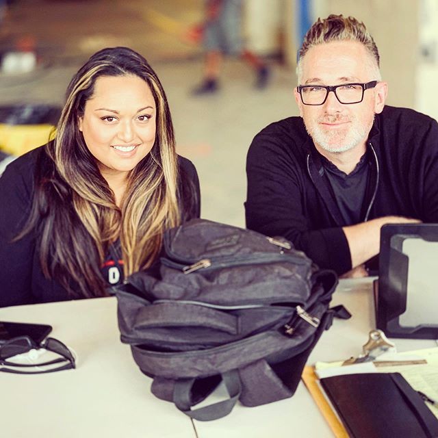 AmandaNicoleNYC's tweet photo. What is in Director @darrenbousmanโs bag?
a) scripts ๐
b) magic tricks ๐
c) deviled eggs ๐ฅ
#SummerofSaw #HowISpentMySummer #PostSawBlues https://t.co/SjAVohIW92 https://t.co/fM0BLbnHDU