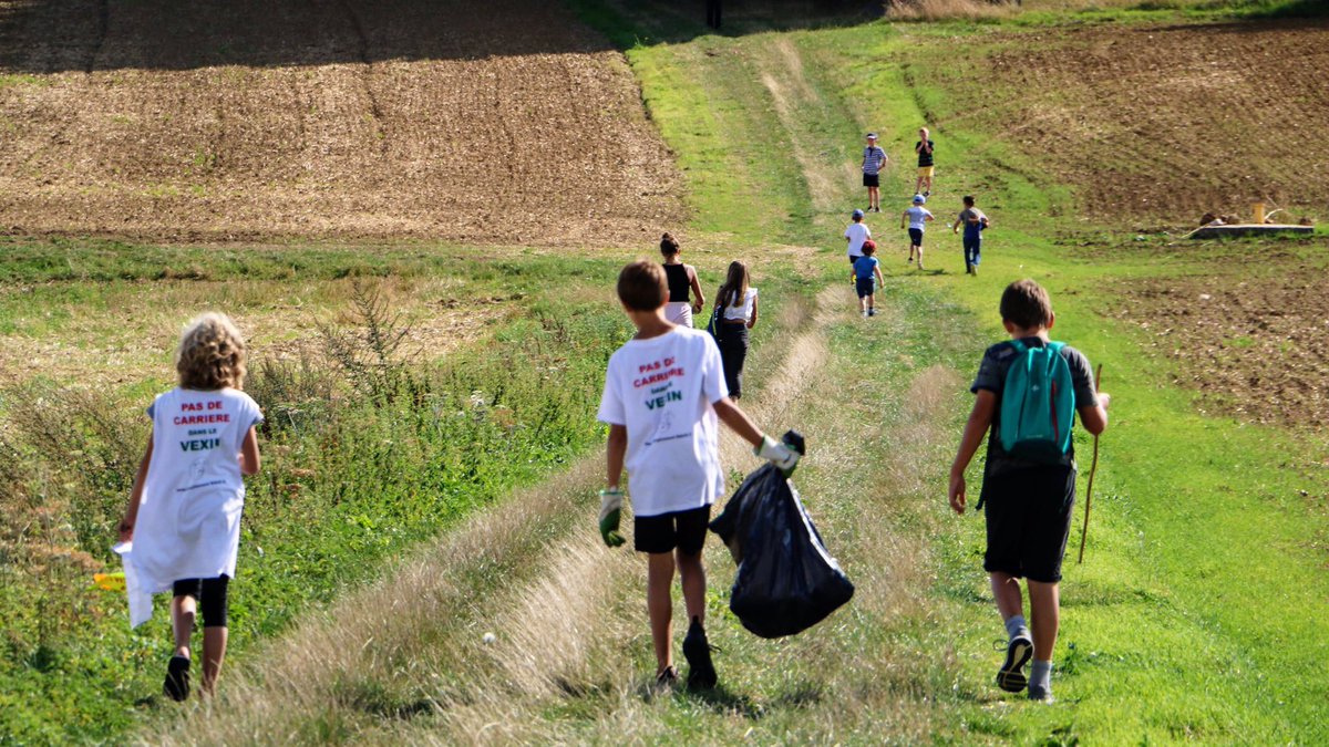 VexinZone109's tweet photo. Ce week-end, les écoliers de la #Zone109 ( #Yvelines ) ont ramassé des déchets dans ce champ dont @Min_Ecologie a signé le 4 juin 2019 sa destruction.

👉 Bonne #rentreedesclasses à eux.💪🌍 #WorldCleanUpDay #WorldClean https://t.co/V0wi3Ece85