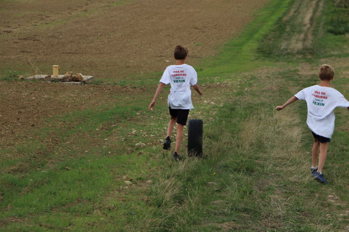 VexinZone109's tweet photo. Ce week-end, les écoliers de la #Zone109 ( #Yvelines ) ont ramassé des déchets dans ce champ dont @Min_Ecologie a signé le 4 juin 2019 sa destruction.

👉 Bonne #rentreedesclasses à eux.💪🌍 #WorldCleanUpDay #WorldClean https://t.co/V0wi3Ece85
