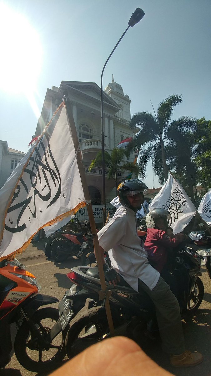 MoomtazulA's tweet photo. @ShiddiqJawi Jika ada simbol Islam seperti panji tauhid, maka itu merupakan simbol perdamaian, solusi sempurna dan simbol kasih sayang.  #BenderaTauhidMilikIslam . #MuharramBertauhid #PanjiIslamSimbolPersatuan
#CFC9 https://t.co/MlkdJKaxRj