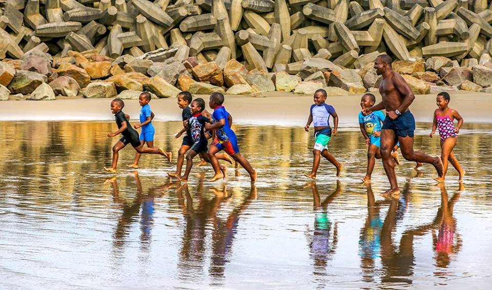 Explore Zululand

The first days of spring and kids having fun with a lifeguard at Alkantstrand Beach in Richards Bay 

zululandnews.co.za/zululand-trave…
#Zululand <a href="/UmhlathuzeM/">uMhlathuze</a>  #KZNTourism #DoKZN #DoTourism #ZululandTourism