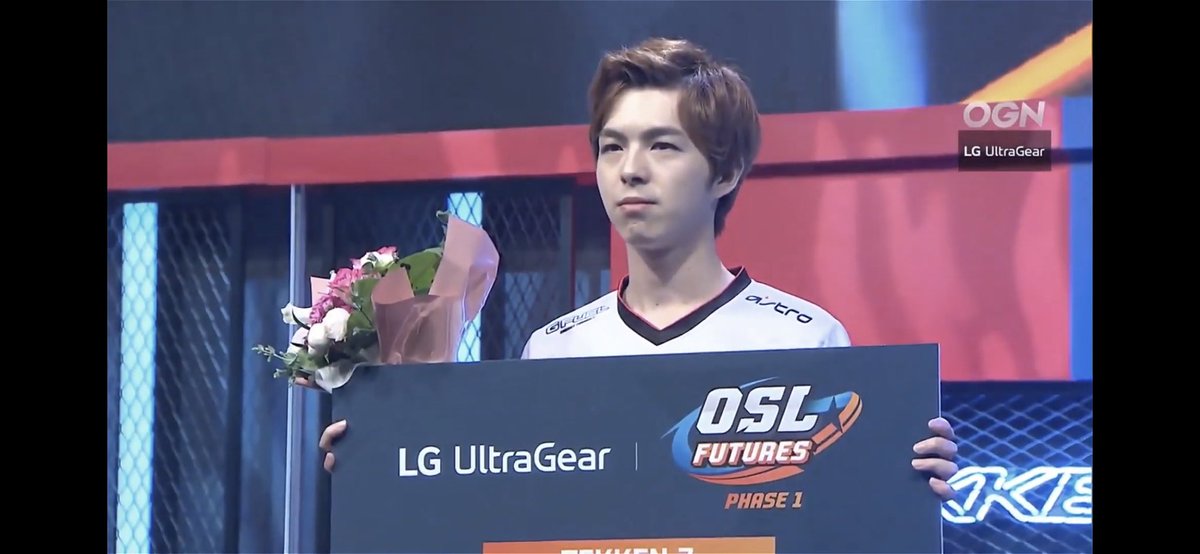 UYU's tweet photo. You saw @double4646’s incredible losers bracket run to GF’s at #SUMMERJAM13. Watch his amazing run at #OSLFutures this summer where he defeated Knee in the GF’s to win $13,000. https://t.co/ZJ5ba7Bnbu
