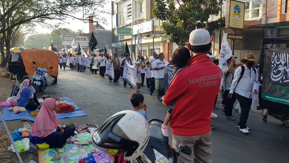 irfanAbuJundi's tweet photo. Lihatlah antusiasme umat mengibarkan bendera tauhid !!
#BenderaTauhidMilikIslam
#MuharramBertauhid
#PanjiIslamSimbolPersatuan
#ParadeTauhidPawaiMuharram https://t.co/PYvI3PyHs7