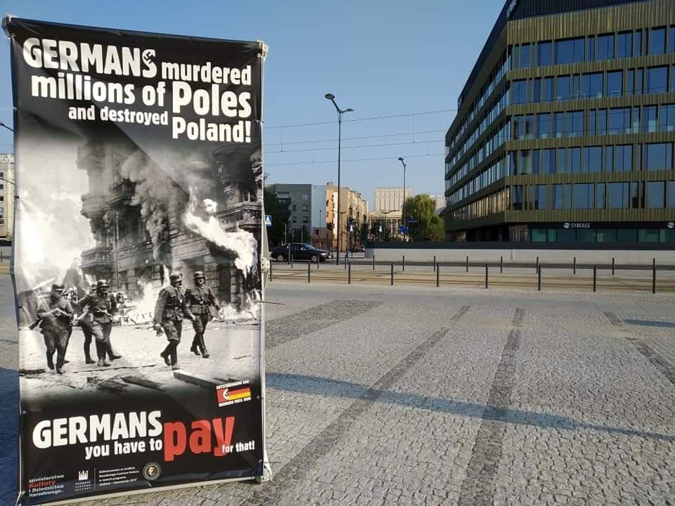 KonradPiasecki's tweet photo. Podobno takie banery wiszą w Łodzi. Czy ktoś może to potwierdzić/zdementować? https://t.co/DHIfNZEev1