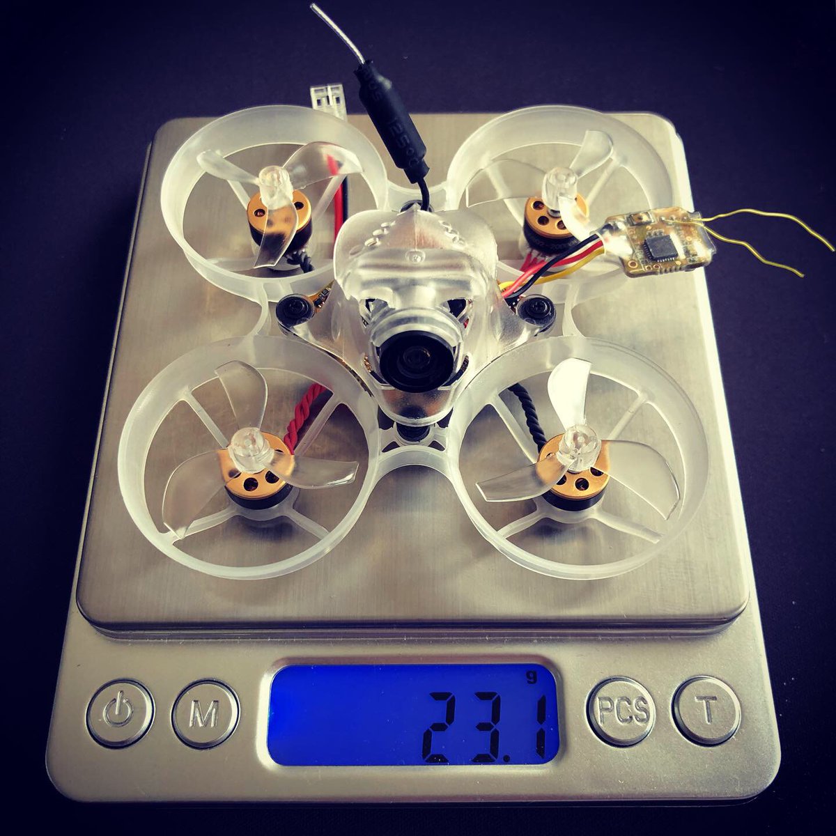 kigaru's tweet photo. 10月発売予定のnewbeedrone 1S ブラシレス テスト機 到着しました！futaba受信機で注文しましたが。。オンボード受信機ではなく外付frsky専用っぽい。。明日飛ばそうと思ってます！
#tinywhoop #newbeedrone #beebrainlite #kigarudrone #フライトベース堺 https://t.co/ToUUUHgtAJ
