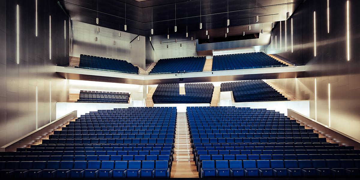 pcongressosp's tweet photo. With a capacity to hosting more than 1.900 people, the Auditorium Illes Balears, is one of the most remarkable values of #PalmaCongressCenter.  It's a wide and modern space that can perfectly integrate the branding of any event. 

#PalmaMICE https://t.co/FHPUua9AHw