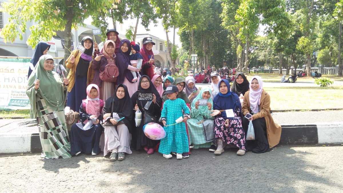 AzaliaFadhilah's tweet photo. Islam adalah rahmat bagi manusia dan alam semesta. Islam adalah solusi terbaik bagi krisis multidimensi kehidupan manusia.
#UmatIslamBersatulah - #BenderaTauhidMilikIslam #PanjiIslamSimbolPersatuan
#FADZ https://t.co/jFGJK5ETr1
