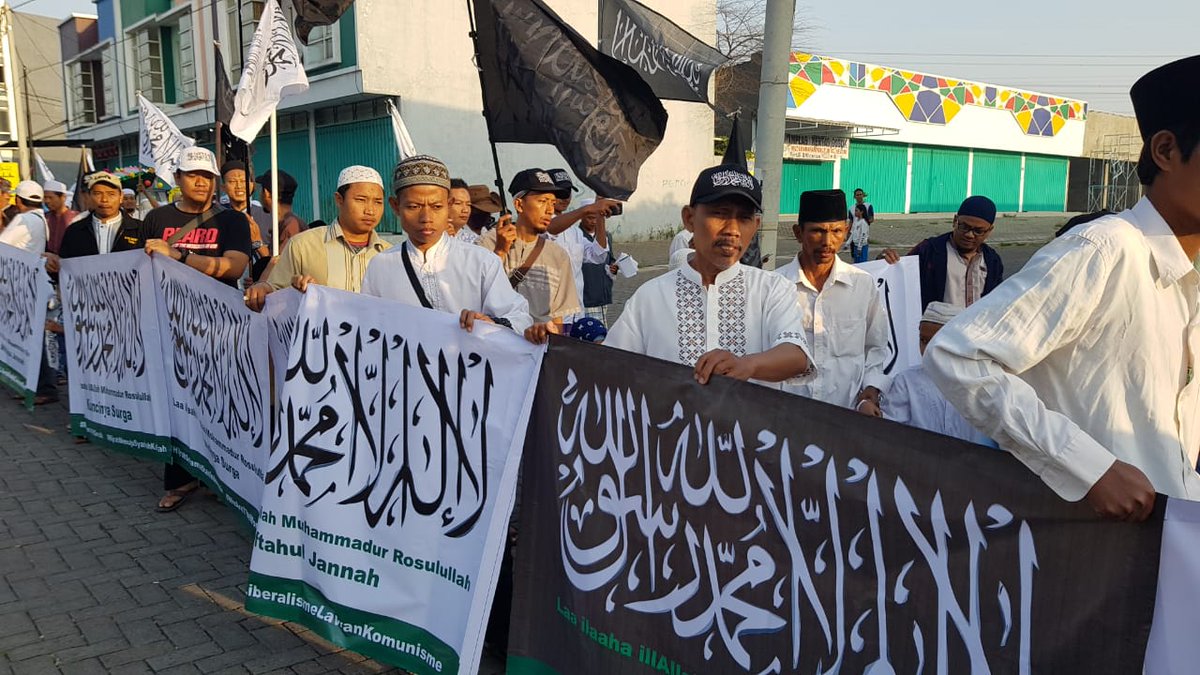 Wandi37918001's tweet photo. @MuliaHijrah @mohmahfudmd Tragedi penghadangan Pawai Panji Tauhid menoreh noda hitam di awal tahun ini.  #MuharramBertauhid - #UmatIslamBersatulah #ParadeTauhidPawaiMuharram
#ZTZB RT @jelata_suara https://t.co/l3jxyv8v7i