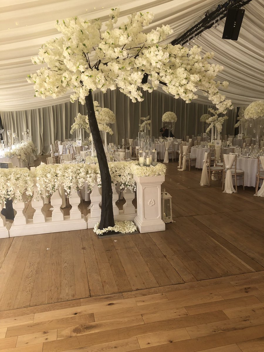 Kellibrations's tweet photo. Wedding of Leoni &amp; Lee over at the beautiful lakeside marquee at Thornton manor 🥂 
#wedding #weddingsonpoint #luxuryweddingvenue #luxuryweddingvenue #luxuryvenuestyling #thorntonmanor  #lakesidemarqueethorntonmanor #venuestylist #venuedresser #weddingcentrepieces https://t.co/SJFLs9MF5C