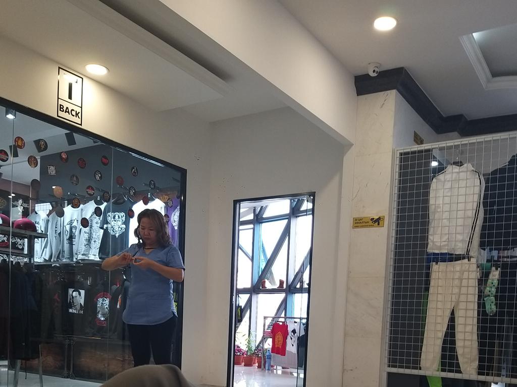 Томоо худалдааны төвийн нийтийн зааланд хумсаа тачигнатал аваад зогсоод байхын. Нийтийн зааланд хумсаа авахаа болиоч гэсэн. Тэгээд хаана авахын гэнэ