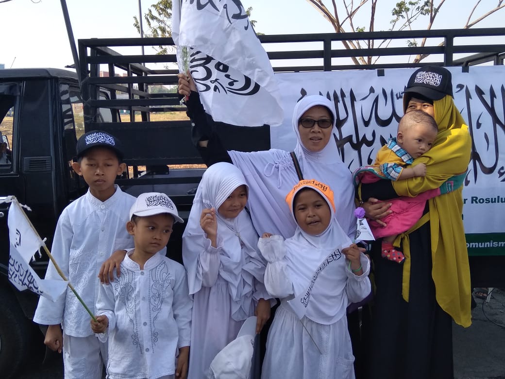 Wandi37918001's tweet photo. Dengan kalimat tauhidlah para Rasul mengajak manusia kepada jalan Allah, keluar dari kekesatan. Mereka semua diutus Allah untuk membawa misi tauhid ini. #UmatIslamBersatulah - #MuharramBertauhid #ParadeTauhidPawaiMuharram
#DTZ5 https://t.co/mVhpfMZsxC