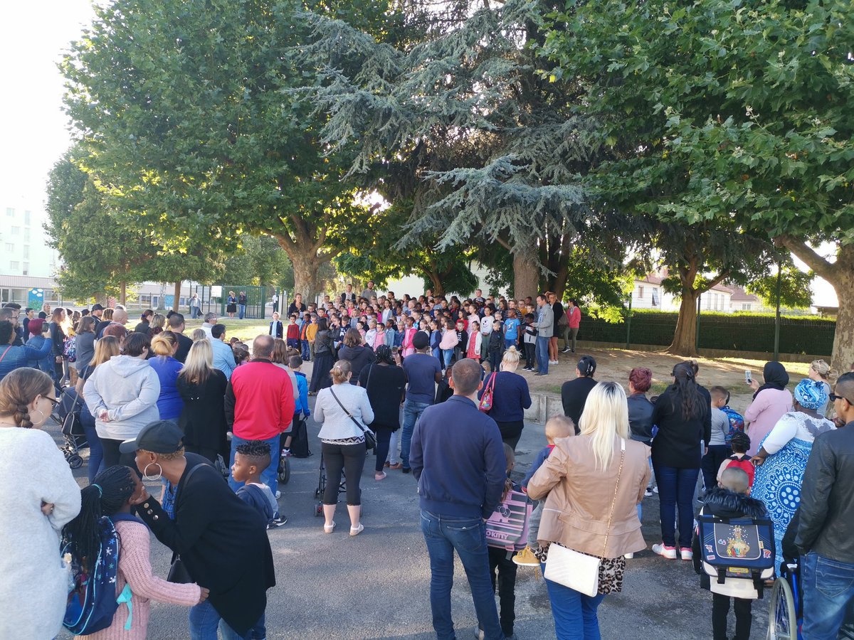 DouchinV's tweet photo. Rentrée en musique à l'école élémentaire La Fontaine de Laon sous le regard chaleureux des parents.
L'accueil des CP par un chant commun à toute l'école permet de démarrer l'année en beauté et en confiance. https://t.co/VpTkEWmUN0