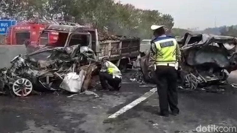 #Foto Kecelakaan beruntun terjadi di ruas Plered KM 91, Tol Purbaleunyi arah Jakarta. 6 orang tewas dan 8 lainnya luka-luka akibat insiden tersebut. Begini foto-fotonya: detik.id/6vzkWY #KecelakaanCipularang #KecelakaanBeruntun
--
Foto: Dian Firmansyah/detikcom