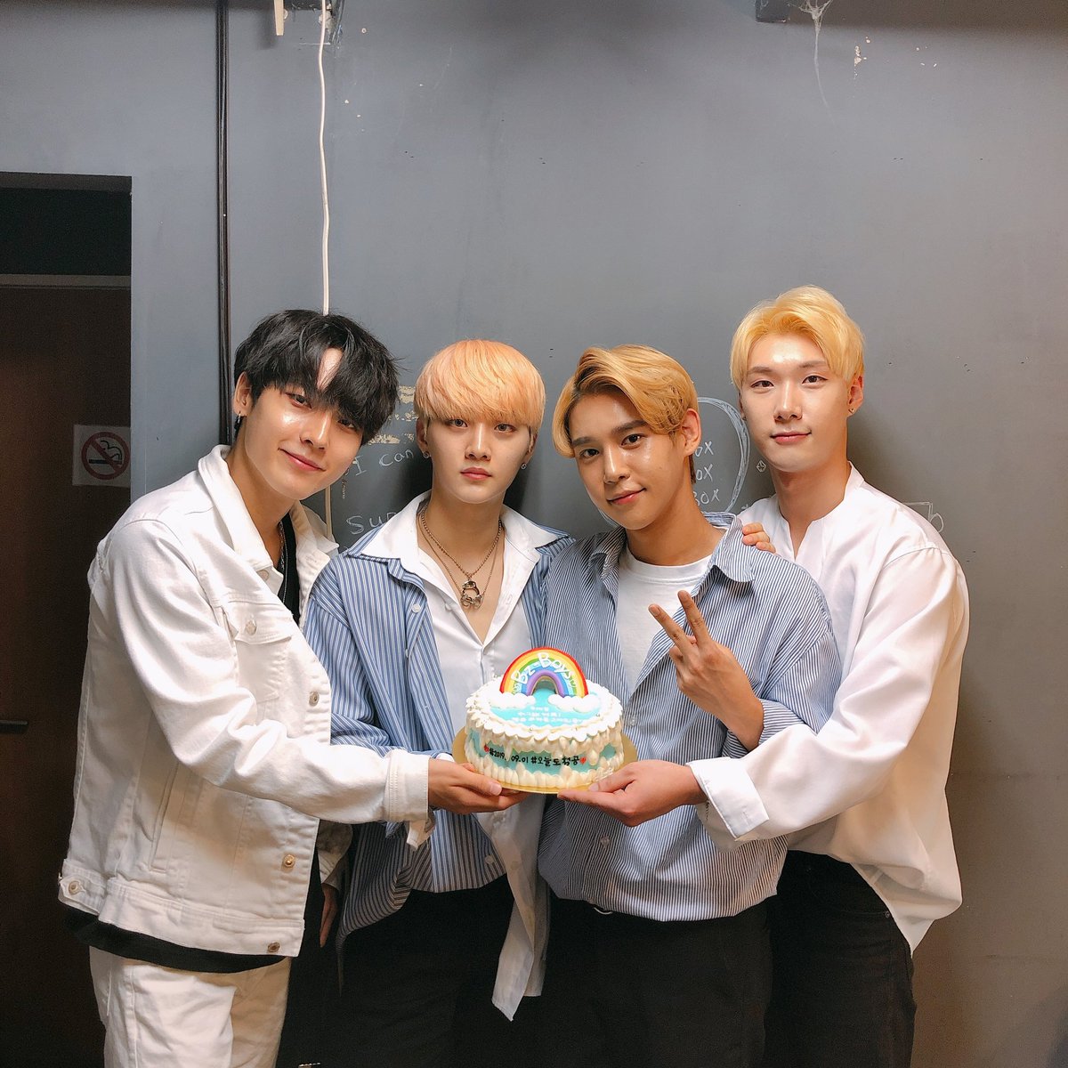 bz_boys's tweet photo. [#청공소년] 

청공이들 o♡(행복했고 감사합니다) 💙💛❤
곧 새로운 모습으로 돌아오겠습니다 ଘ(੭*ˊᵕˋ)੭*

#청공소년 #青空少年 #bluezoneboys #bzboys https://t.co/qLGAtGJUvj