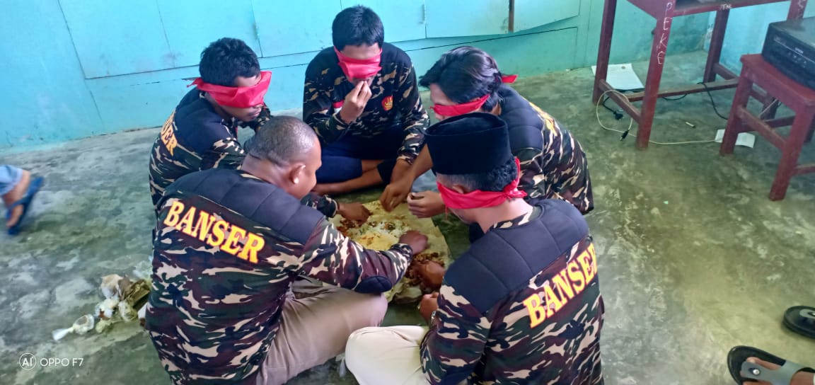 amrudinnejad_'s tweet photo. Makan dulu gaes, biar kalian kuat menerima kenyataan ini, karena semakin kalian coba goyahkan kami, kami akan makin solid dan berdiri kokoh tak tertandingi 😊💪 #BanserMaju1Barisan https://t.co/s3N2dzx3ES