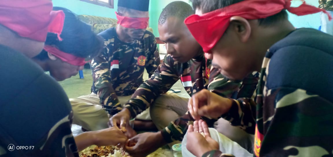 amrudinnejad_'s tweet photo. Makan dulu gaes, biar kalian kuat menerima kenyataan ini, karena semakin kalian coba goyahkan kami, kami akan makin solid dan berdiri kokoh tak tertandingi 😊💪 #BanserMaju1Barisan https://t.co/s3N2dzx3ES