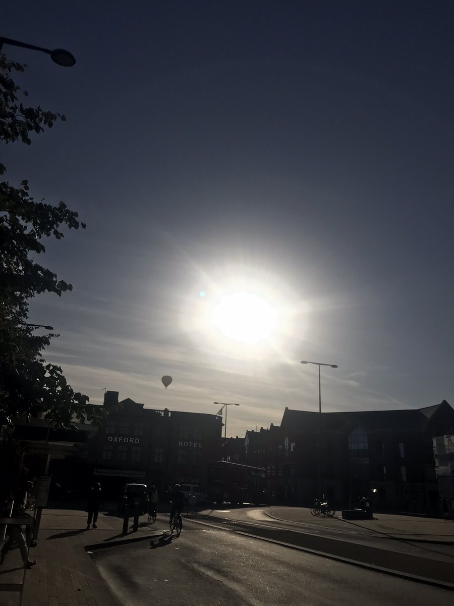 EJ_Mulholland's tweet photo. Hot air balloon in Oxford this morning π #oxford #virginballoon #BackToSchool https://t.co/sbOidqoS63