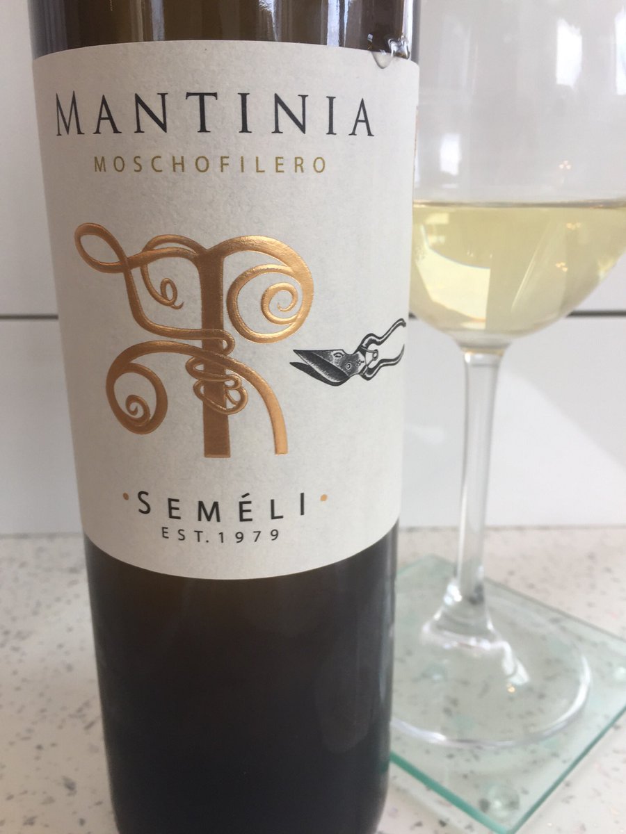 rico_stathis's tweet photo. Last night was about this stunning #Greek #wine #Moschofilero #Mantinia #Semeli 12.5%Alc floral bouquet on the nose sweet fruit in the mouth with lemon citrus finish from @TheWineSociety paired with the most delicious pork cutlets &amp; sauté potatoes https://t.co/o08OLIllBM