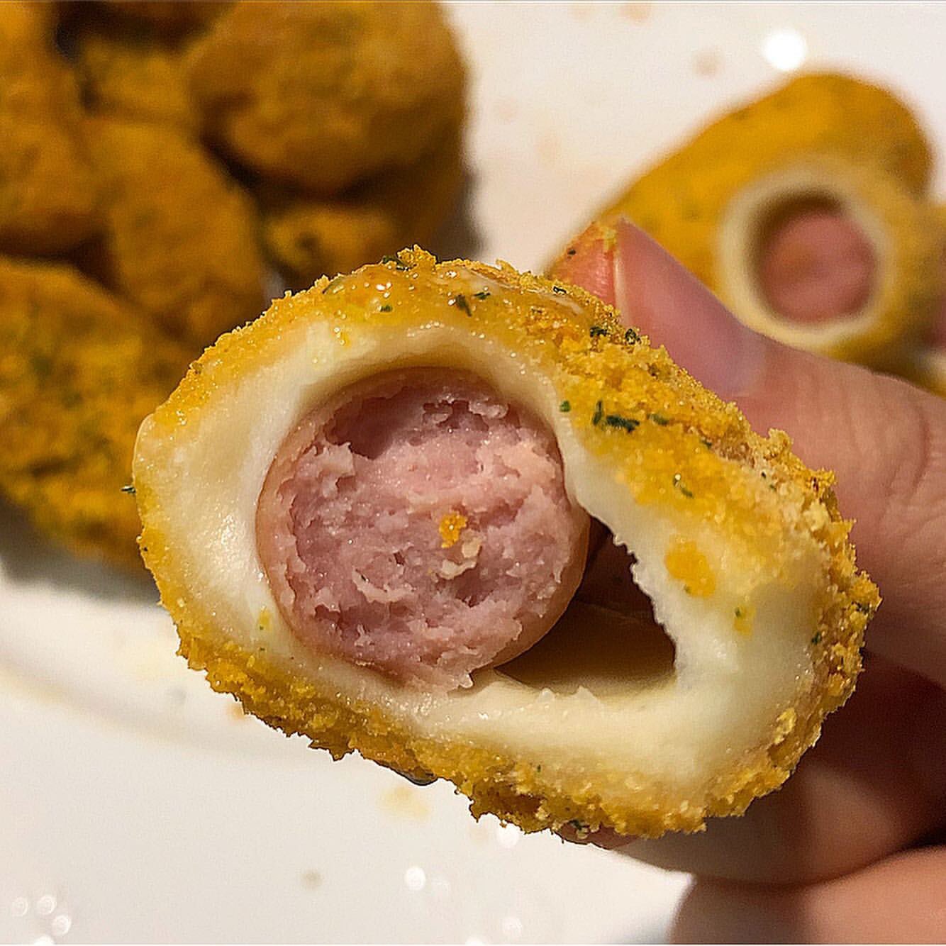 배고파 ペゴパ 韓国話題のチープフード プリンクルハッドグ プリンクルとは 甘塩っぱいチーズ風味のパウダー つけるのはヨーグルトベースのソースで またその相性が最高なんです Bhcというチキンチェーンで発売中 ペゴパ 韓国情報