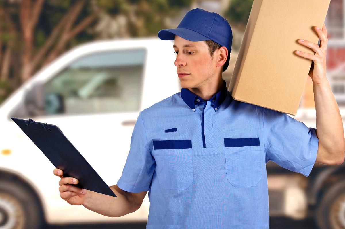 Пеший курьер. Курьер. Лучший молодой работник. Стоит ли идти курьером. Стоит ли идти курьером.