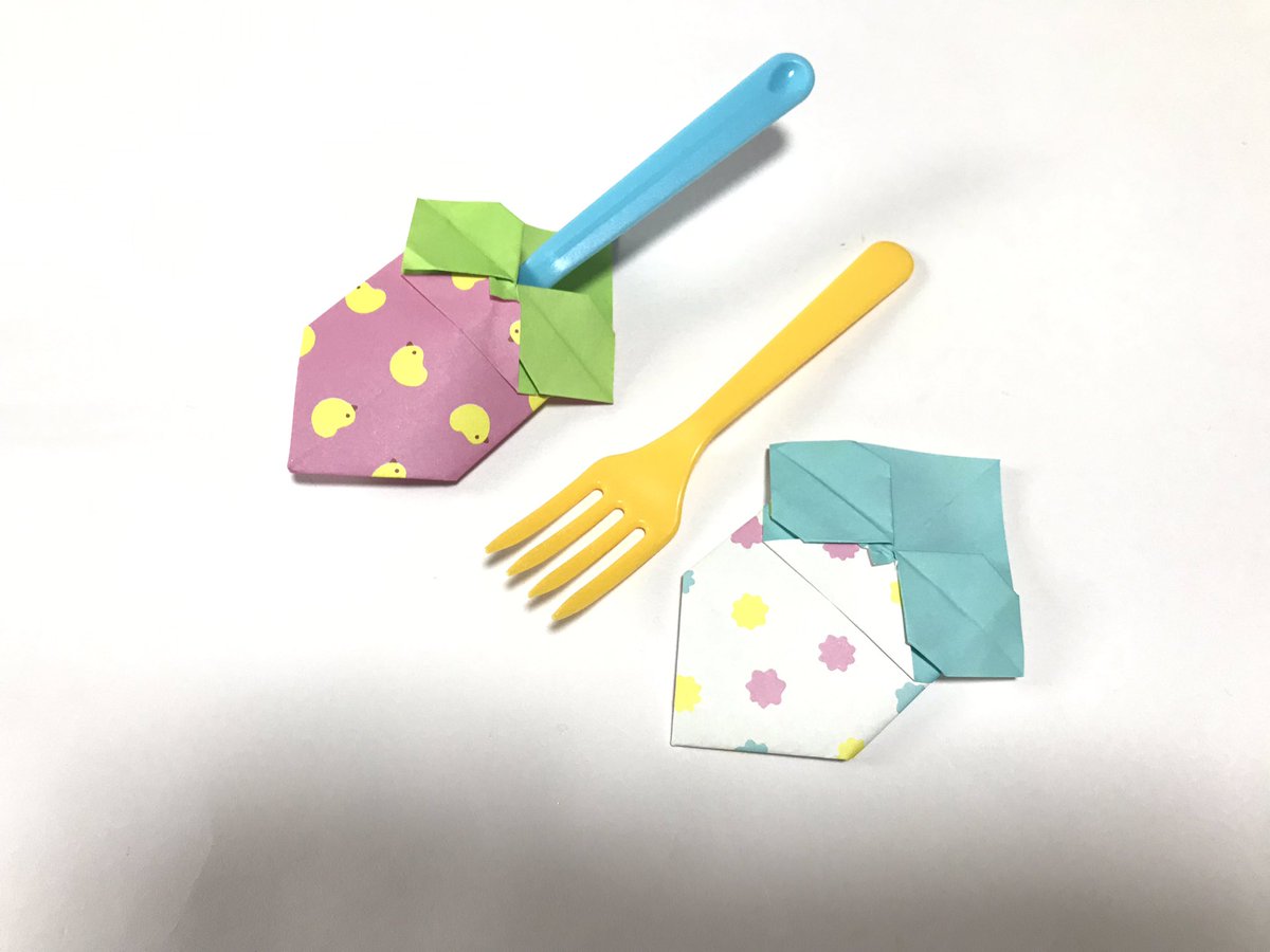 だ ちゃん Dahchan 創作折り紙作家どす こんなかんじで折り紙のカトラリーケースシリーズも増えつつ 1度作ったらシリーズ化してしまうワンパターンなわたし リボンのカトラリーケースはver 2もすでに作ってます 折り紙 折り紙作品 スプーン