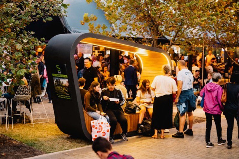 DanielJMichel's tweet photo. The latest on the #SmartCity market—solar-powered park benches &amp; bus stops with heat, AC, &amp; integrated WiFi. The #Smart outdoor furniture will make tourist spots in off-grid locations more accessible. The Australian company will export to Europe soon. https://t.co/a5jF48RbjO https://t.co/F3yRsYmlxU