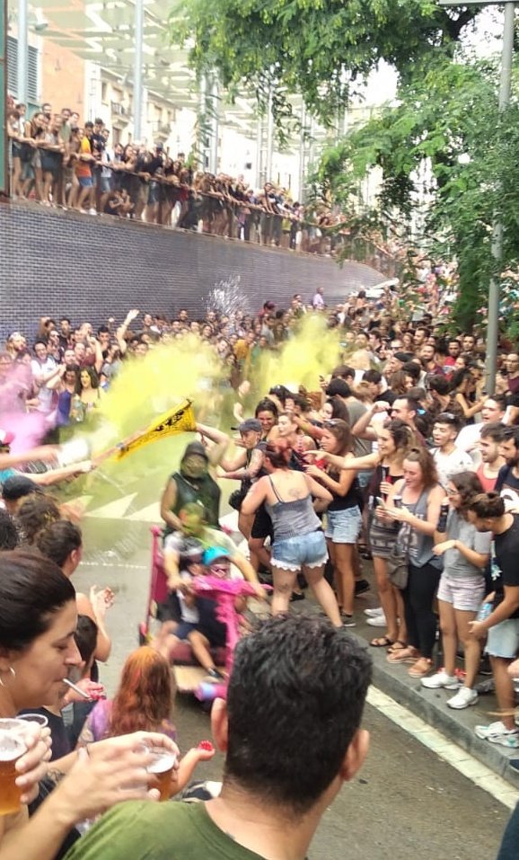 escolabordeta's tweet image. Aquest cap de setmana hem estat a les #FMAS2019 i hem fet triplet! 

Paella, barca i carretó! 🥘🚤🏎️

Visca la Festa Major Alternativa de Sants! Visca el @HabitatgeSants i visca l&apos;Escola Popular! 

#escoletaObarbàrie